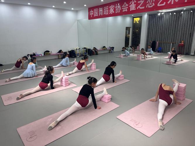 2025学前班舞蹈新动作有哪些？-第1张图片-指南针培训网