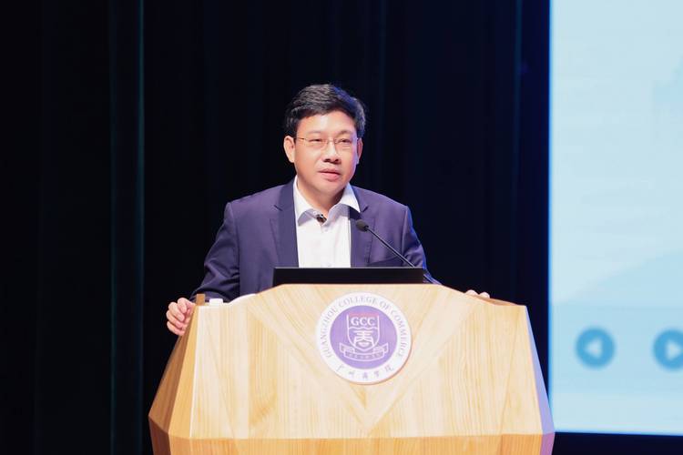 商学院职业发展中心主任-第2张图片-指南针培训网