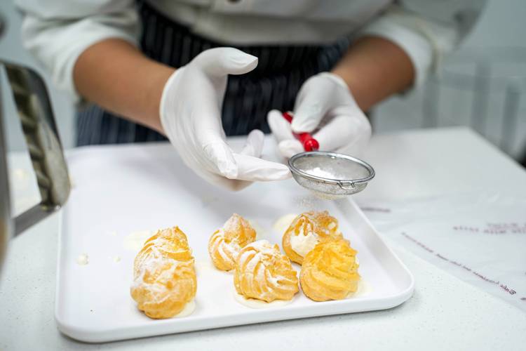 学西点自学还是报班？哪个更靠谱？-第1张图片-指南针培训网