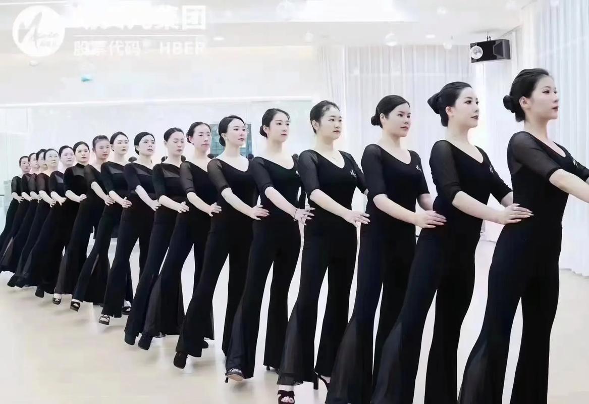 女性形体气质培训课程如何提升个人魅力？-第1张图片-指南针培训网