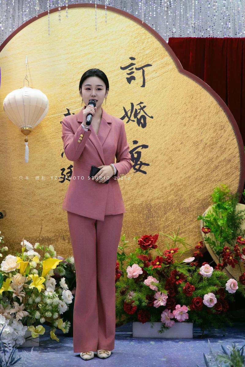 女婚礼司仪职业发展前景如何？-第2张图片-指南针培训网