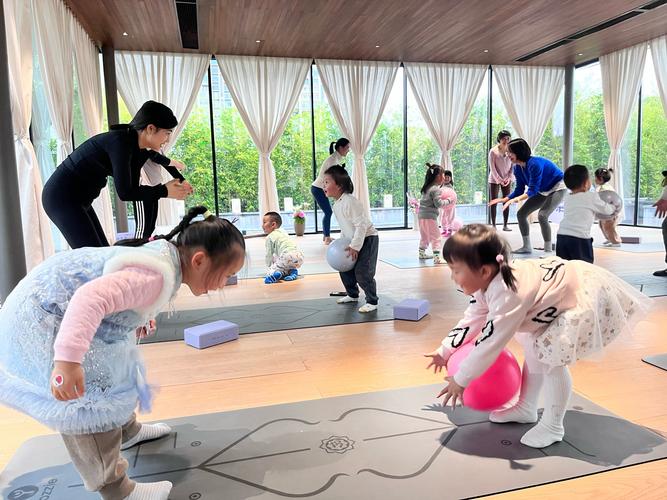 亲子瑜伽视频怎么练才有效？-第1张图片-指南针培训网