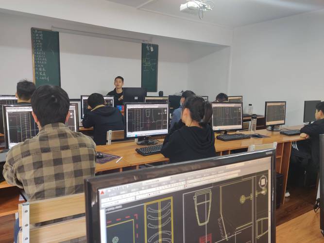 CAD自学还是报班？哪种方式更高效？-第2张图片-指南针培训网