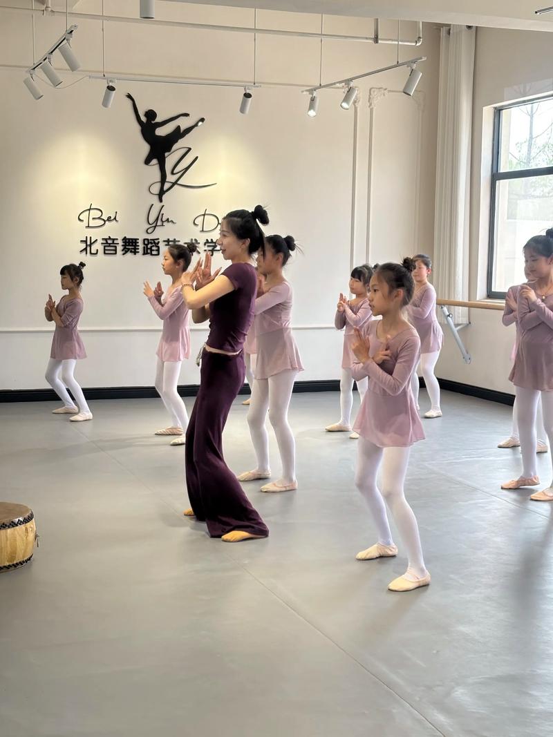 零基础学跳舞，视频自学能学会吗？-第3张图片-指南针培训网