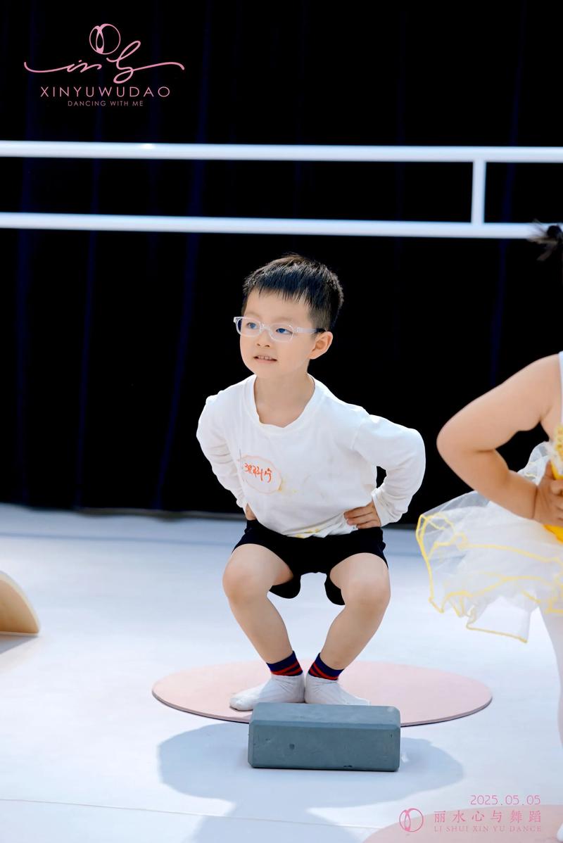 学前班男生跳舞,能跳出啥花样?-第2张图片-指南针培训网 学前班男生跳舞,能跳出啥花样?-第2张图片-指南针培训网