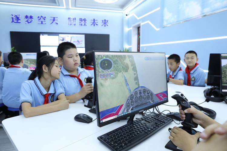 青少年科技教育课程如何有效激发创新思维？-第1张图片-指南针培训网