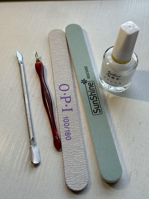 自学美甲必备工具有哪些？-第2张图片-指南针培训网