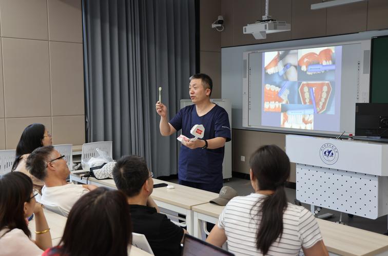 政治教师职业发展空间有多大?-第1张图片-指南针培训网 政治教师职业发展空间有多大?-第1张图片-指南针培训网