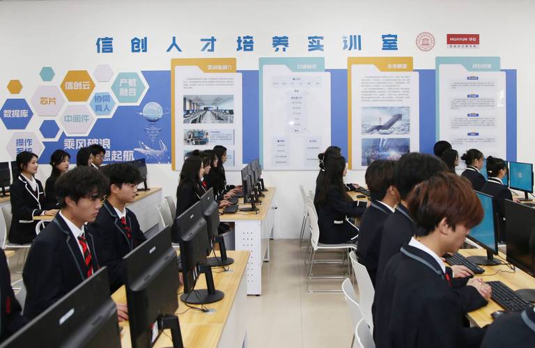 职业发展教育如何助力个人成长？-第2张图片-指南针培训网