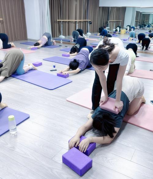 自学舞蹈和瑜伽，哪个更适合新手入门？-第1张图片-指南针培训网